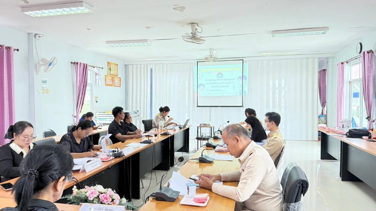ประชุมเพื่อพิจารณาการช่วยเหลือประชาชนที่กำลังประสบความเดือดร้อน และต้องการความช่วยเหลือในด้านต่าง ๆ